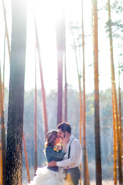 Свадьба в деревенском стиле в лесу — стоковое фото