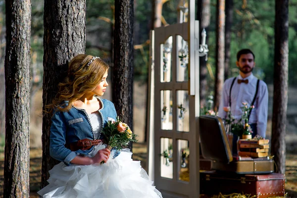 Весілля в стилі кантрі в лісі — стокове фото