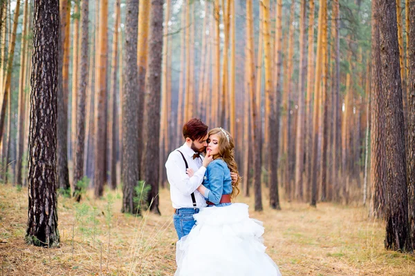 Wesele w stylu wiejskim w lesie — Zdjęcie stockowe