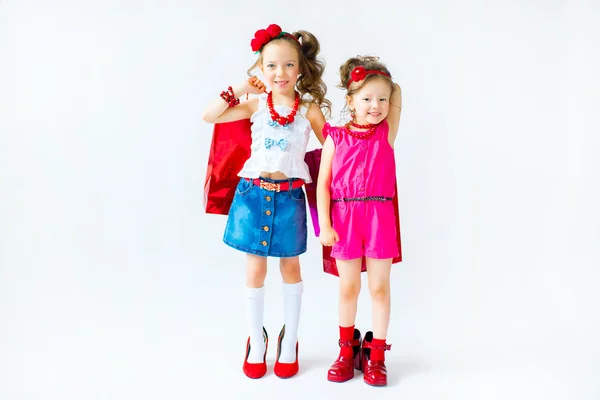 Δύο κοριτσάκι με ψώνια — Φωτογραφία Αρχείου