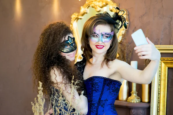 Две девушки в маскарадной маске — стоковое фото
