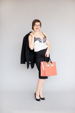 Kız bir takım elbise ve gözlük