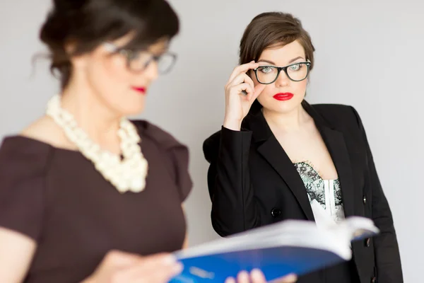 Dos chica en un traje de negocios y gafas — Foto de Stock