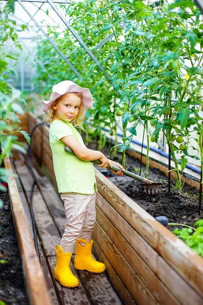 Gadis kecil tukang kebun — Stok Foto