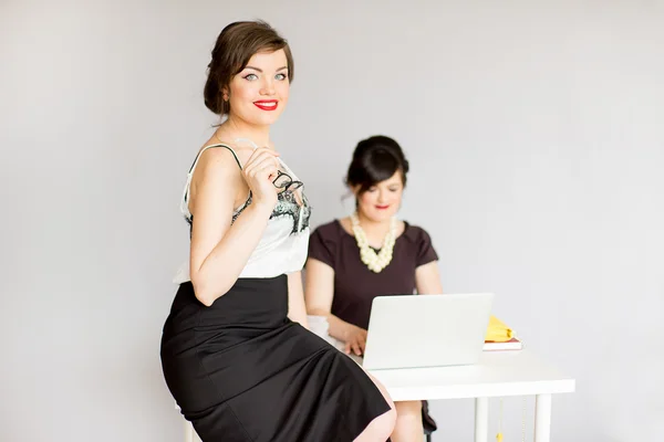 Две девушки в деловом костюме и очках — стоковое фото