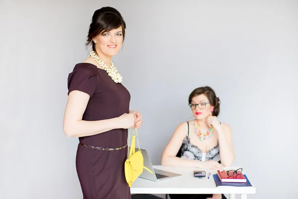 Dos chica en un traje de negocios y gafas — Foto de Stock