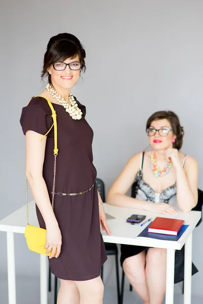 비즈니스 정장에 안경 두 여자 — 스톡 사진