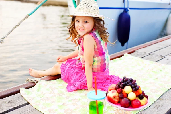 Göl yakınındaki iskelede küçük bir kız — Stok fotoğraf