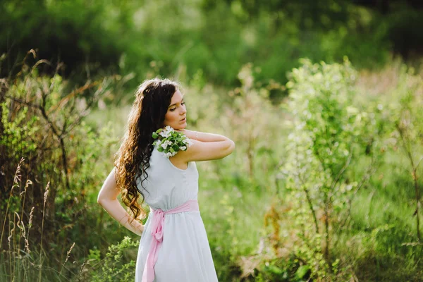 The girl with a bouquet of white flowers — Stock Photo, Image