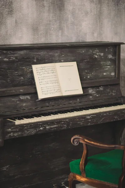 Viejo piano — Foto de Stock