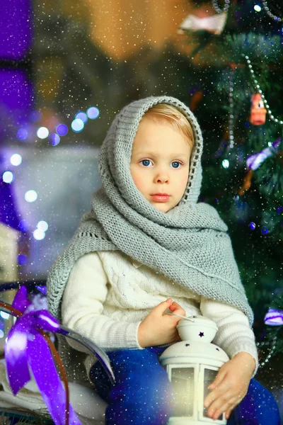La muchacha cerca del abeto de Navidad 11 — Foto de Stock