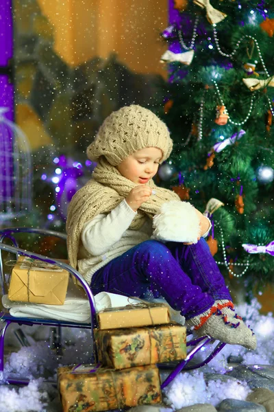 Het meisje in de buurt van een fir-kerstboom Rechtenvrije Stockfoto's