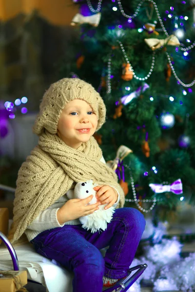Het meisje in de buurt van een fir-kerstboom 15 Stockafbeelding