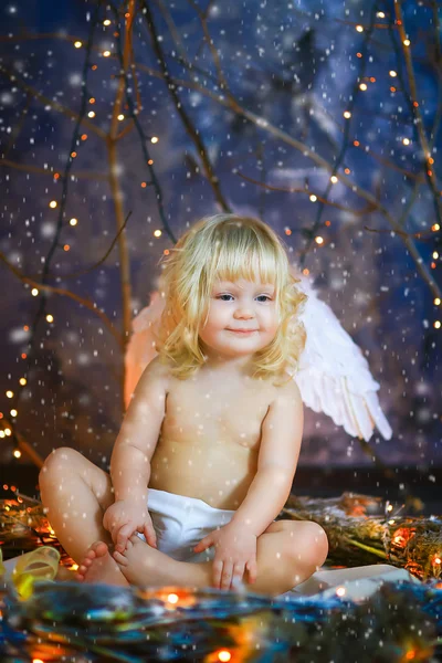孩子与天使的翅膀 — 图库照片