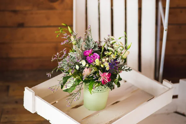 Flores silvestres en una olla — Foto de Stock