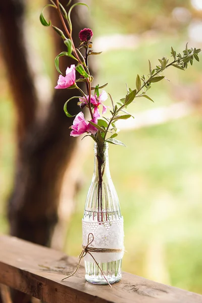 Flores del bosque en una botella de vidrio 6 — Foto de Stock