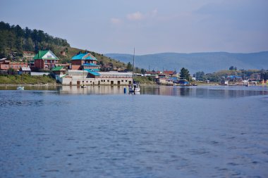 dağlar göl kıyısında