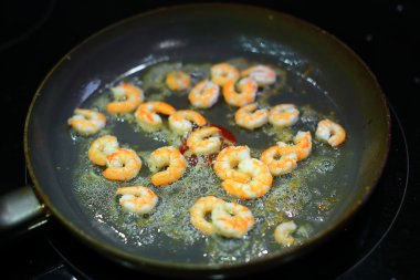 Karides bir tavada 2 yanmış