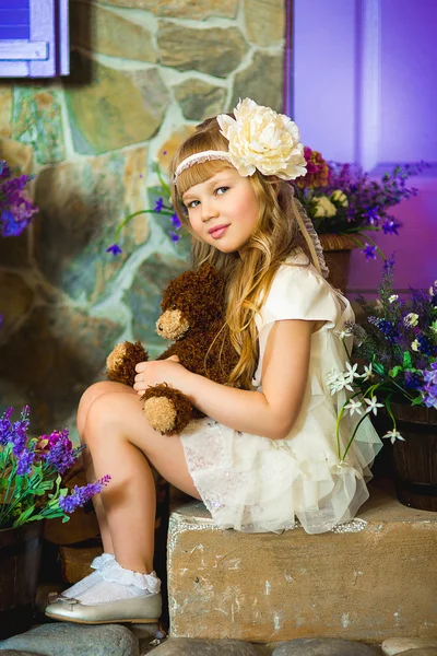 La muchacha en el vestido de crema con las flores de color lila —  Fotos de Stock