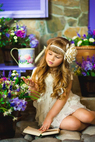 Dívka v krému šaty s květy — Stock fotografie