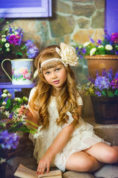 A menina em um vestido de creme com flores de cor lilás — Fotografia de Stock