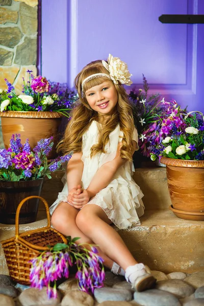 A menina em um vestido de creme com flores de cor lilás — Fotografia de Stock