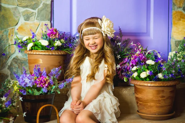 La ragazza in un vestito alla panna con fiori lilla — Foto Stock
