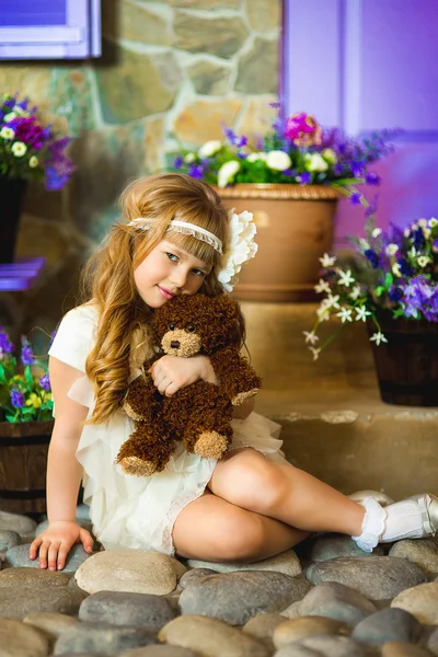 Dívka v krému šaty s květy — Stock fotografie