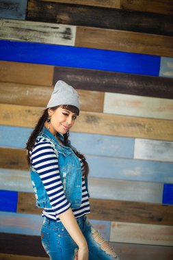 örgü kot takım elbiseli kızla