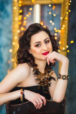 kostüm takı siyah elbiseli kız