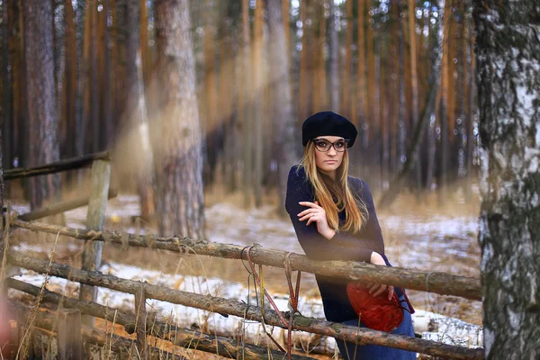The girl in the wood — Stock Photo, Image