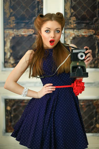 La ragazza in un vestito in piselli con la macchina fotografica antiquaria — Foto Stock