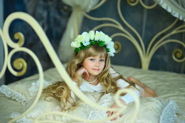 白バラからの花輪を持つ少女 — ストック写真