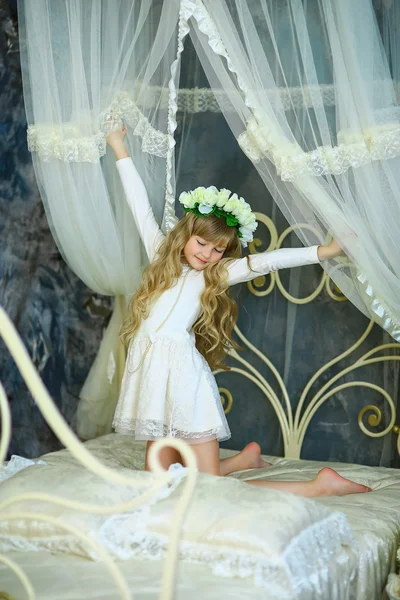 Das Mädchen mit dem Kranz aus weißen Rosen — Stockfoto