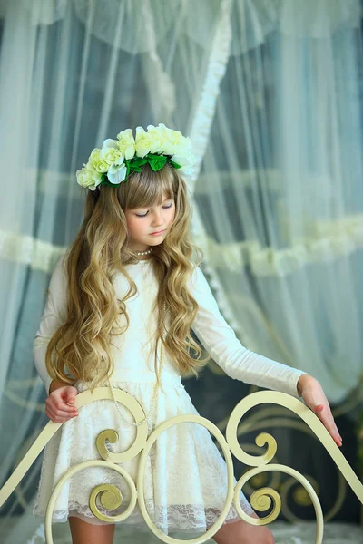 La muchacha con la corona de las rosas blancas — Foto de Stock