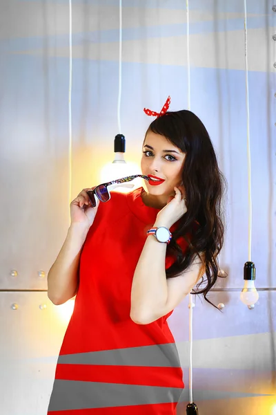 A menina em um vestido vermelho — Fotografia de Stock