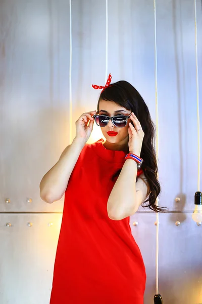 A menina em um vestido vermelho — Fotografia de Stock