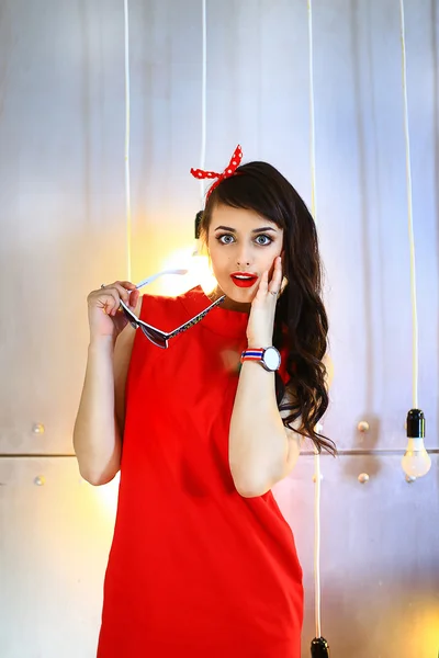La ragazza in un vestito rosso — Foto Stock