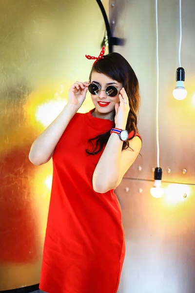 빨간 드레스를 입은 소녀 — 스톡 사진