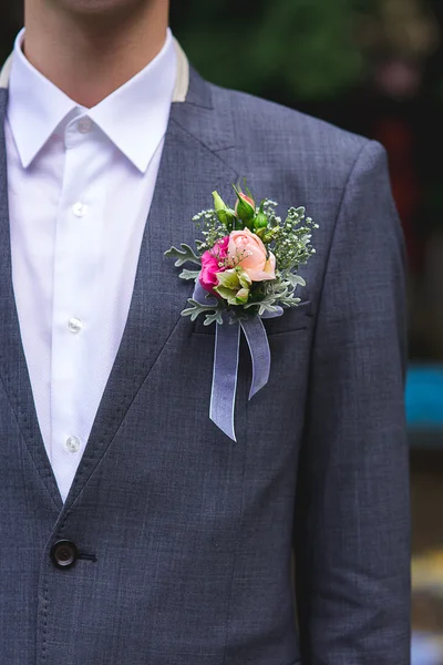 Blommor i en ficka på brudgummen — Stockfoto