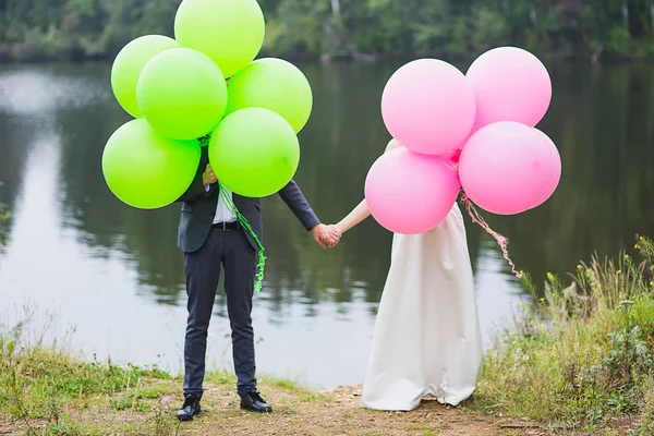 Nygifta med ballonger — Stockfoto