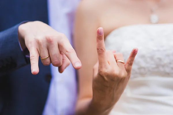 Két kéz newlywed — Stock Fotó