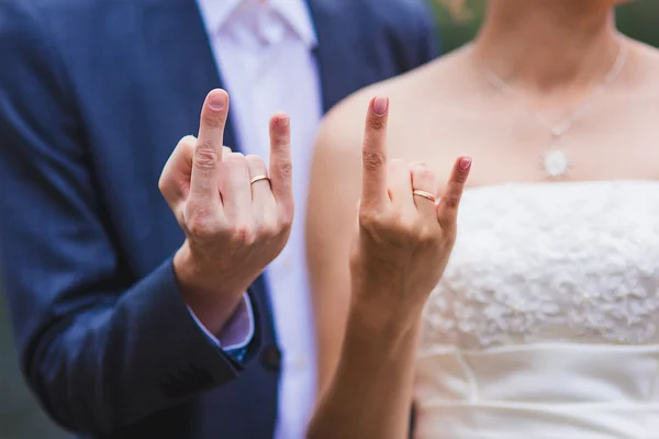 Due mani appena sposate — Foto Stock