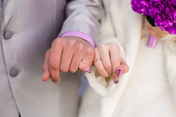Két kéz newlywed — Stock Fotó
