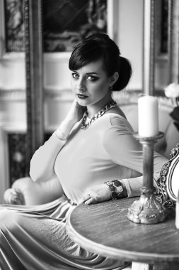 Elbiseli kız.