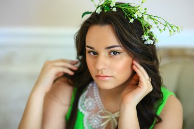 bir çelenk kır çiçekleri gelen kızla