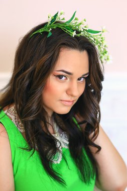 bir çelenk kır çiçekleri gelen kızla