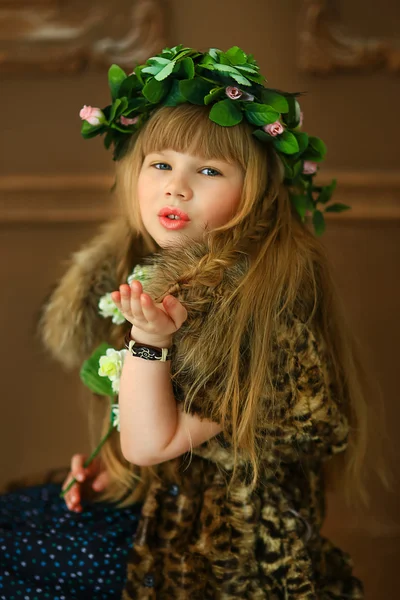La muchacha en el abrigo de piel con las flores —  Fotos de Stock