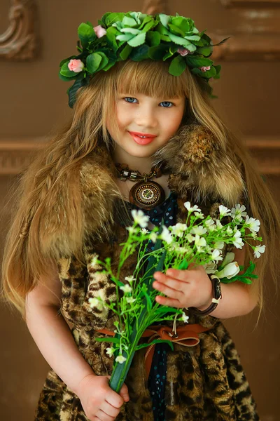 Девушка в шубе с цветами — стоковое фото