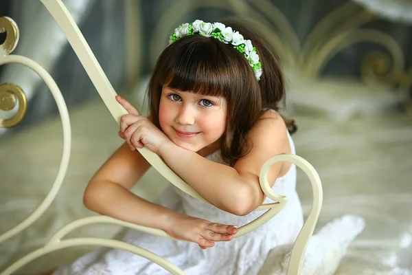 A menina com uma grinalda de rosa branca — Fotografia de Stock